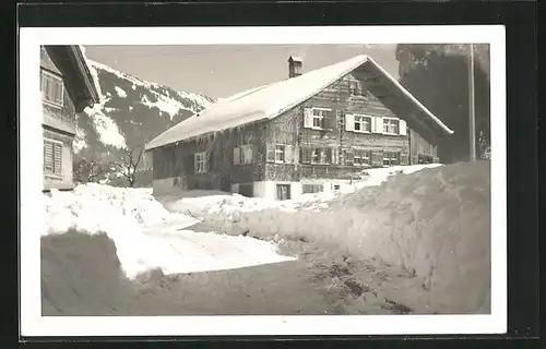 Foto-AK Brombach / Lörrach, Haus im tief verschneiten Ort