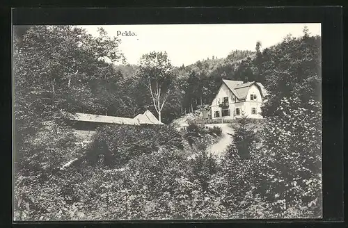 AK Peklo, Haus am Waldrand