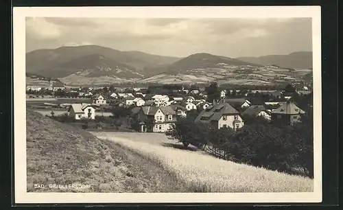 AK Bad Gross-Ullersdorf, Totalansicht der Ortschaft mit Bergen im Hintergrund