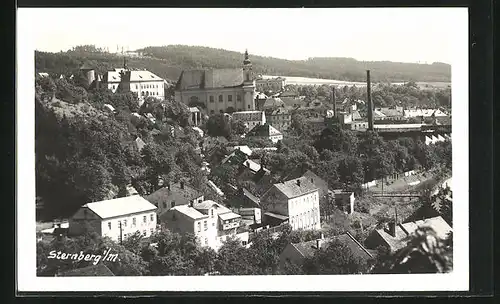 AK Sternberg i/M., Totalansicht mit Fabrik und Kirche