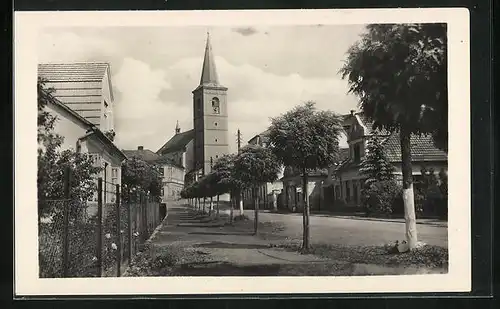 AK Hustopece nad Becvou, Blick zur Kirche