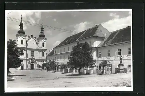 AK Stráznice, Ortspartie mit Kirche und Denkmal