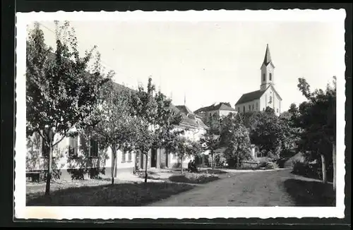 AK Svábenice, Ortspartie mit Blick zur Kirche