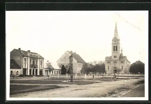 AK Saratice, Platz an der Kirche