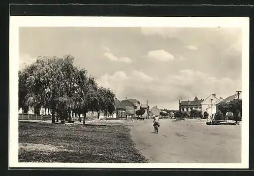 AK Mikulcice, Blick in eine Strasse am hellichten Tag