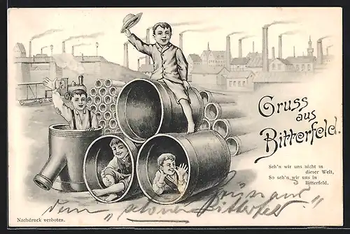 Lithographie Bitterfeld, Knaben verstecken sich in grossen Rohren, Fabrik und Stadt im Hintergrund
