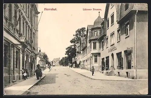 AK Herrnhut, Löbauer Strasse mit Anwohnern