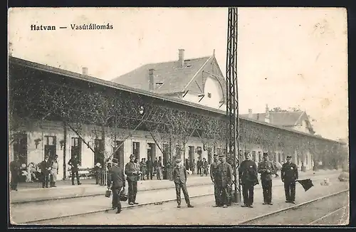 AK Hatvan, Vasutallomas, Soldaten am Bahnhof