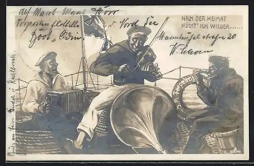 Künstler-AK Matrosen auf deutschem Kriegsschiff musizieren zur Begleitung eines Grammophons