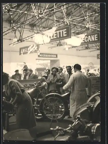 Foto-AK Motorrad Douglas 90 Plus auf einer Messe-Ausstellung