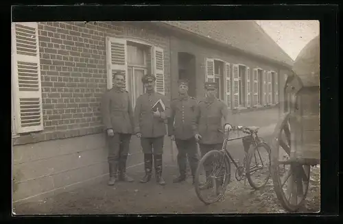 Foto-AK Soldaten mit Fahrrad