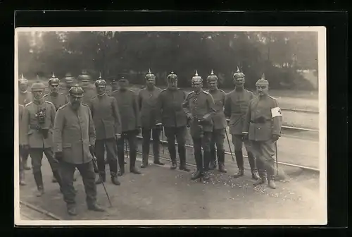 Foto-AK Major von Lochner und weitere Offiziere in Uniform mit Pickelhaube Bayern