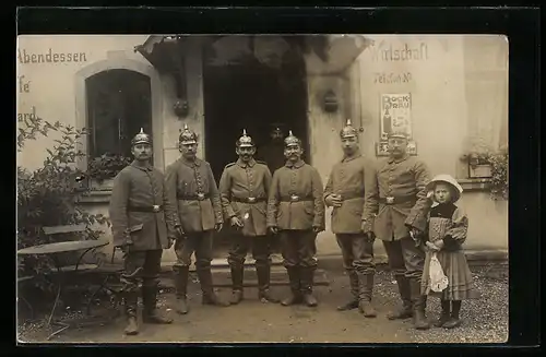 AK Köln-Porz, preussishe Soldaten in Uniform mit Pickelhaube vor einem Gasthaus in Porz