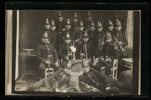 Foto-AK Soldaten des Jäger-Btl. Nr. 5 mit Musikinstrumenten und Tschako, Trompete, Trommel, Klarinette