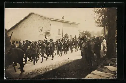 Foto-AK Französische Soldaten führen deutsche Kriegsgefangene / POW`s ab
