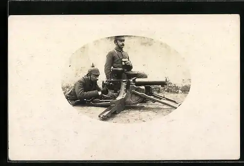 Foto-AK deutsche Soldaten mit MG 08 /15 in Feldgrau Uniform mit Pickelhaube Tarnbezug