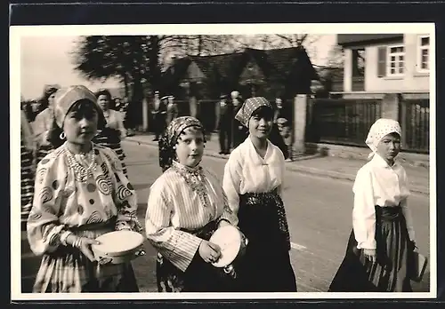 Foto-AK Kappelrodeck, Fastnacht 1953, Mädchen im Festzug