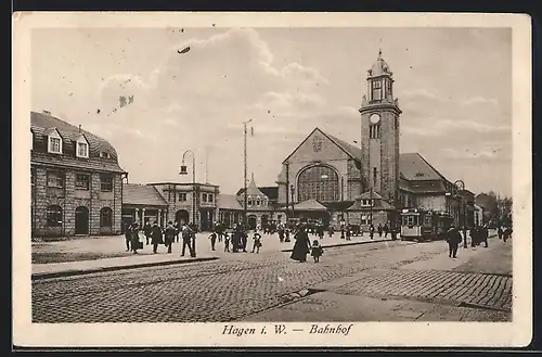 AK Hagen i. W. Bahnhofsvorplatz mit Passanten