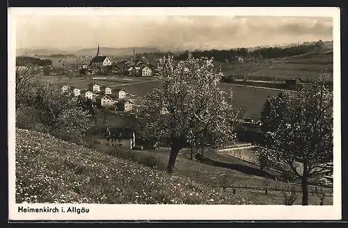 AK Heimenkirch i. Allgäu, Ortansicht mit Wiese