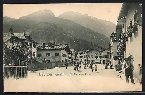AK Bad Reichenhall, St. Florian-Platz mit Passanten