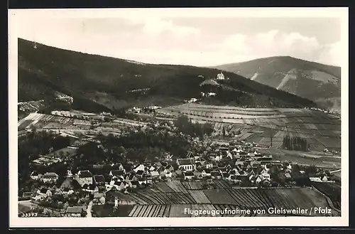 AK Gleisweiler /Pfalz, Ortsansicht mit Bergen vom Flugzeug aus