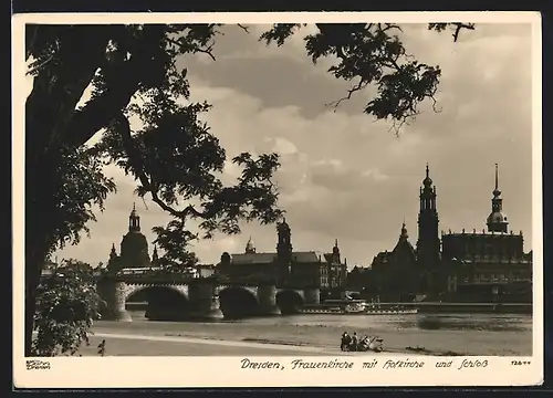 AK Dresden, Frauenkirche mit Hofkirche und Schloss, Dampfschiff auf der Elbe