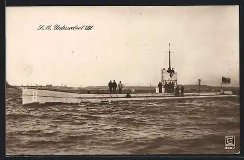 AK S.M. U-Boot U8 vor einer Küste, Matrosen an Deck