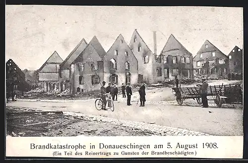 AK Donaueschingen, Brandkatastrophe 1908, Strassenpartie mit Ruinen und Anwohnern
