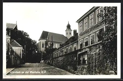 AK Ollersbach an der Westbahn, Strassenpartie mit Volksschule