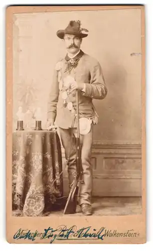 Fotografie Robert Ochernal, Marienberg, Ratsgasse 35, Schützenkönig mit Schützenkette und Pokal