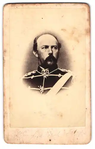Fotografie unbekannter Fotograf und Ort, Friedrich Karl von Preussen in Husarenuniform, Neffe von Kaiser Wilhelm I.