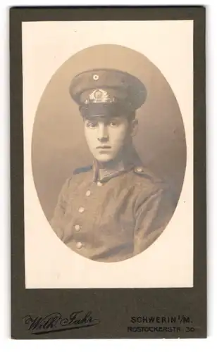 Fotografie Wilh. Jahr, Schwerin i. M., junger Soldat der Reichswehr in Garde-Uniform Rgt. 2