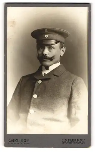 Fotografie Carl Hof, Giessen, Beamter in Uniform mit K an der Mütze und an den Knöpfen
