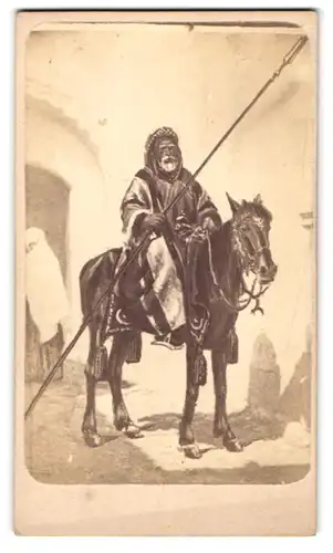 Fotografie unbekannter Fotograf und Ort, Beduinen Krieger mit Lanze auf seinem Ross, nach einem Gemälde