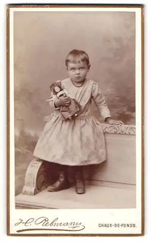 Fotografie Henri rebmann, Chaux-de-Fonds, süsses französisches Mädchen mit ihrer Puppe im Arm