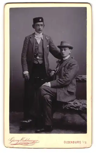 Fotografie Georg Kahlmeyer, Oldenburg i. Gr., arabischer Austausch Student im Anzug mit Studenten Wappen am Fes