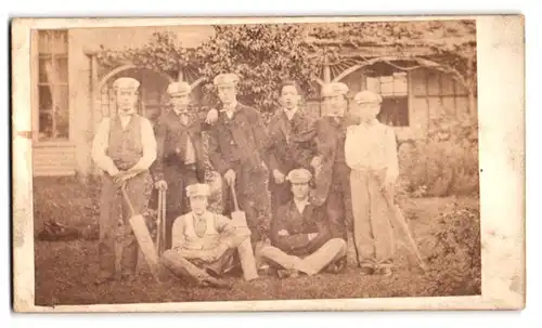 Fotografie T. Fossey, London, junge englische Knaben als Cricket Spieler mit Schläger und Schiebermützen