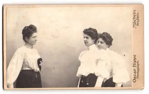 Fotografie Oscar Hippe, Mücheln, drei junge Damen in hellen Blusen stehen weit auseinander