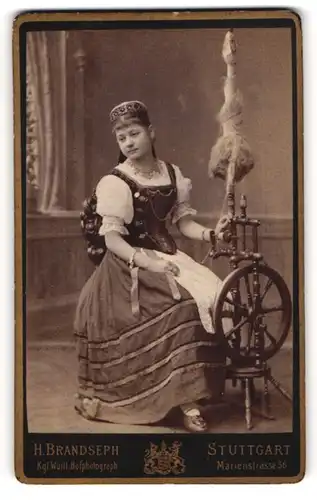 Fotografie H. Brandseph, Stuttgart, junge Frau Lina Suk in Tracht als Spinnerin mit Spinnrad