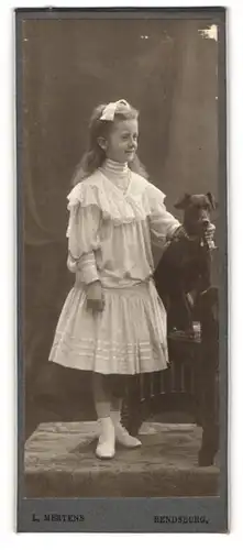 Fotografie L. Mertens, Rendsburg, junges Mädchen mit ihrem Hund im Atelier