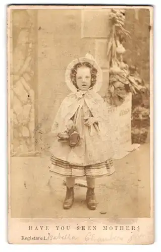 Fotografie unbekannter Fotograf und Ort, niedliches kleines Mädchen im Kleid mit Haube Have you seen Mother ? 