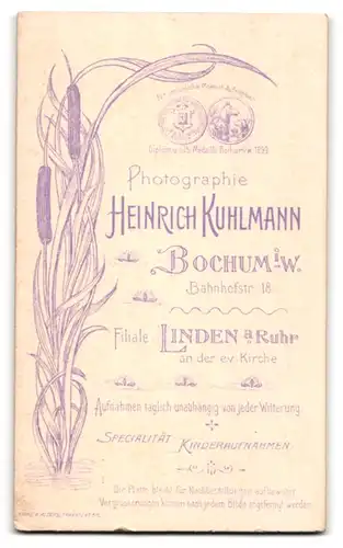 Fotografie Heinrich Kuhlmann, Bochum i. W., Kleines Kind im Reisefieber, Koffer mit Aufschrift Auf nach Transvaal