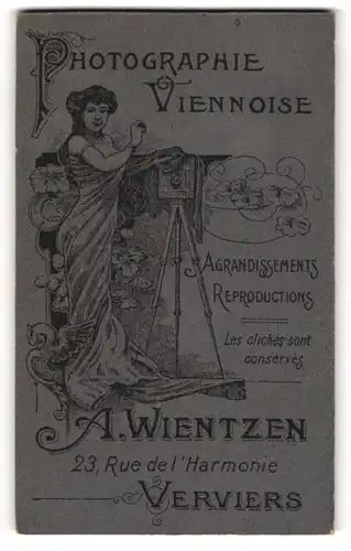 Fotografie A. Wientzen, Verviers, junge Frau an einer Plattenkamera von Blumen umgeben, Jugendstil