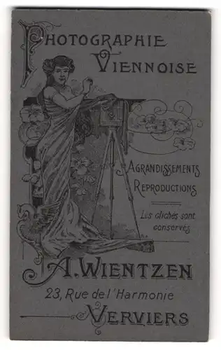 Fotografie A. Wientzen, Verviers, Frau im Kleid mit einer Plattenkamera, Jugendstil