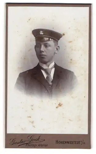 Fotografie Gustav Gock, Hohenwestedt i. H., junger Student im Anzug mit Wappen am Mütze