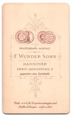 Fotografie F. Wunder Sohn, Hannover, hannoveraner Student im Anzug mit Schirmmütze