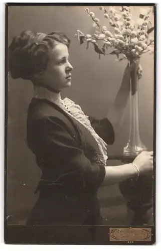 Fotografie Ewald Kappler, Bautzen, junge Frau im Seiteprofil mit Blumenvase im Atelier, Schnappschuss