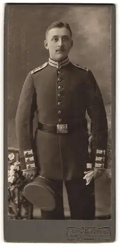 Fotografie Otto Hoeffke, Berlin, Soldat in Gardeuniform Kaiser Alexander-Garde Rgt.