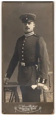 Fotografie Weiss & Co. Nachf., Berlin-Schöneberg, preussischer Soldat in Garde-Uniform Eisenbahn Regiment II.