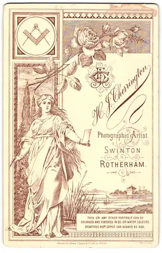 Fotografie H. J. Cherrington, Rotherham, Frau betrachtet eine Fotografie, Monogramm des Fotografen, Zirkel und Winkel